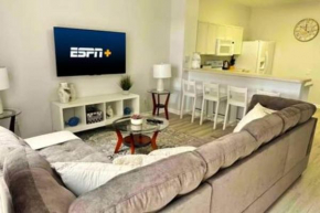 Your Cozy 3 BD Home w Private Hot Tub BBQ Grill